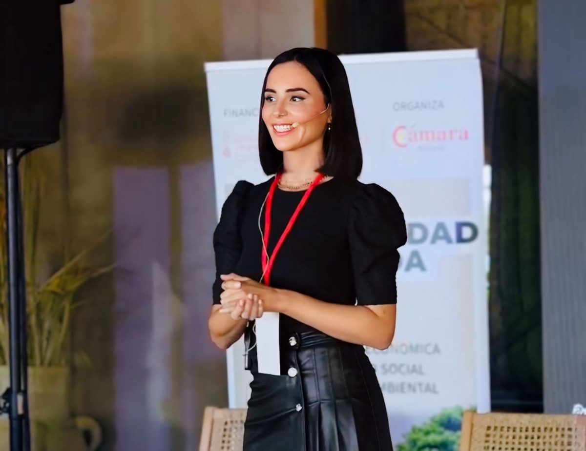 Elisenda Xifra com a presentadora