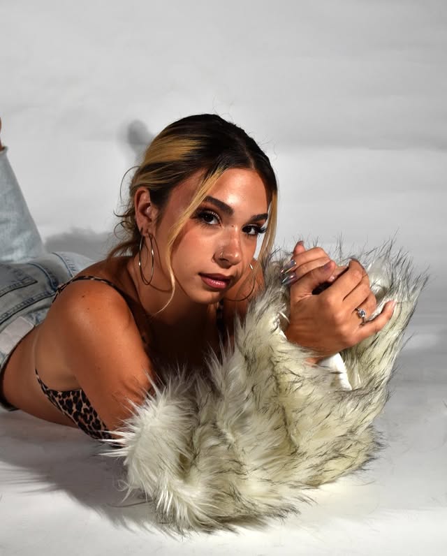 Melanie Bermudez, Artista musical, graduada en arts escèniques a L'escola universitària de les Arts ERAM - UdG