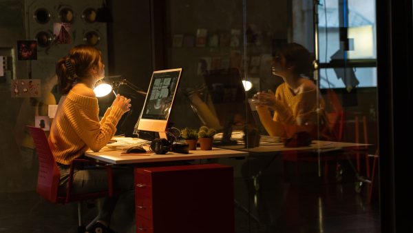 Alumna del Grau en Comunicació Audiovisual i Multimèdia editant a una sala d'estudi de l'ERAM. (Caritg, A. 2022)