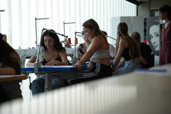 Classe del Grau en Moda amb les màquines de cosir
