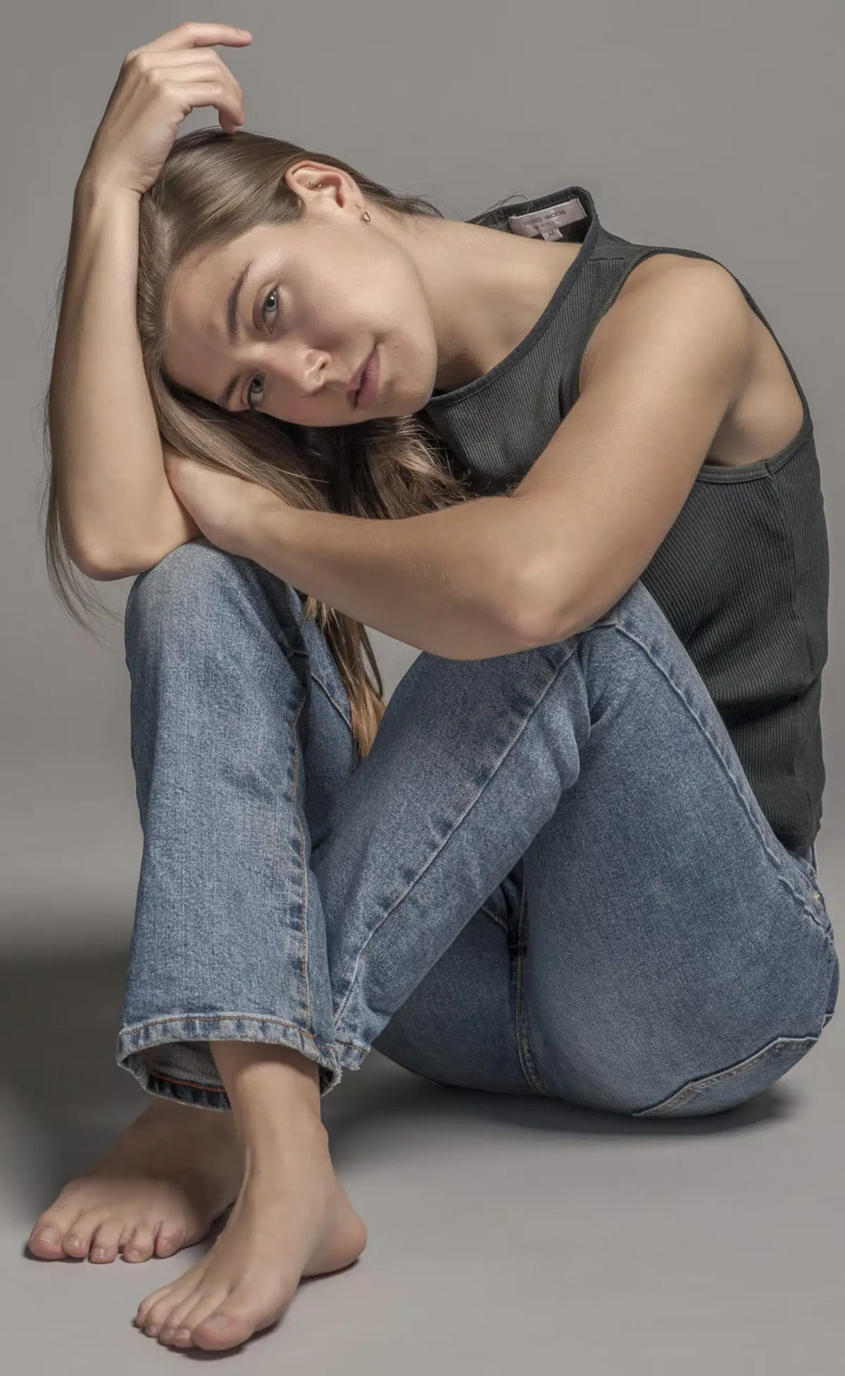 Maria Cambil Actriu directora i educadora graduada en Arts escèniques a l'Escola universitària de les Arts ERAM - UdG.