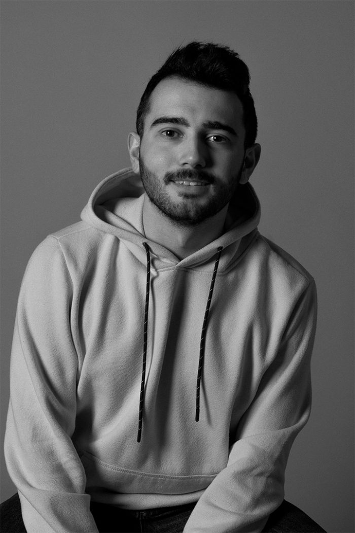 Àlex Meyer graduat de arts escèniques a l'Escola universitària de les arts - ERAM.