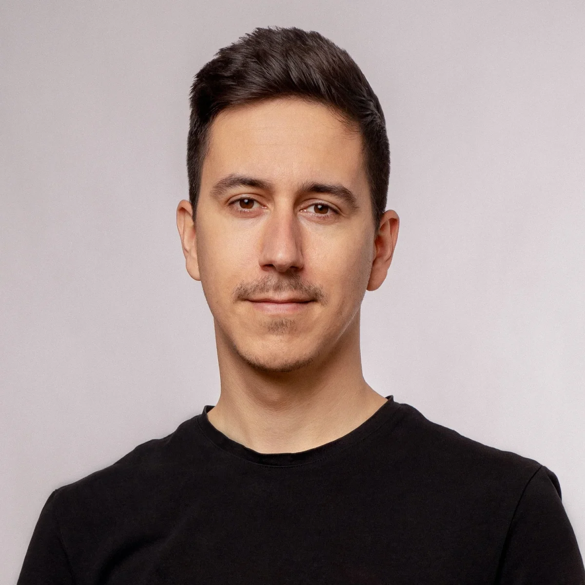 Genís Carreras graduat en Comunicació Audiovisual I multimèdia a L'Escola universitaria de les Arts ERAM.